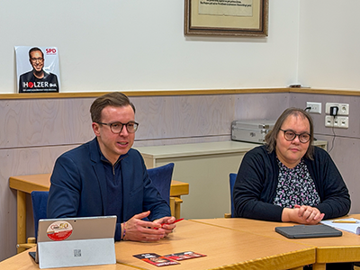 Landtagskandidat Christian Holzer im Gespräch mit SPG Gemeinderätin Anja Krug beim Kita Gipfel in Untergrombach